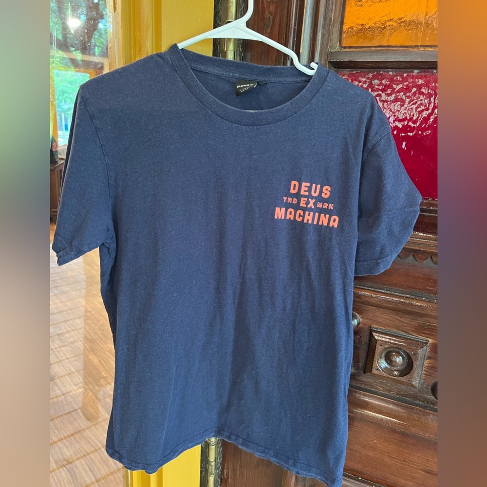 Medium size Deus Ex Machina custom moto company t shirt